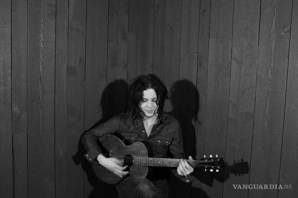 Jack White interpreta temas acústicos