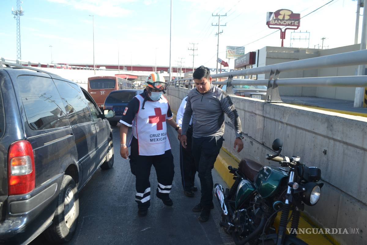 Motociclista casi termina prensado