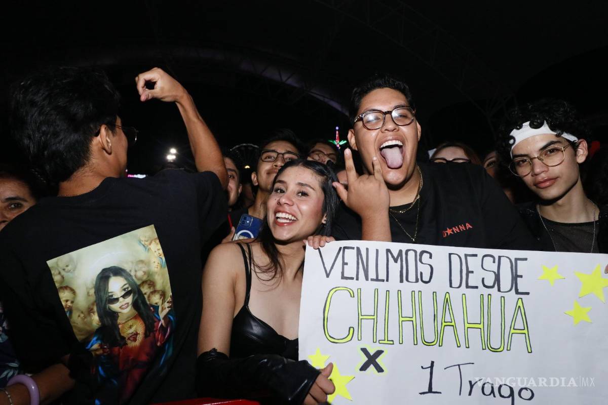 $!Fans de la cantante de distintas partes de la República acudieron a su presentación.