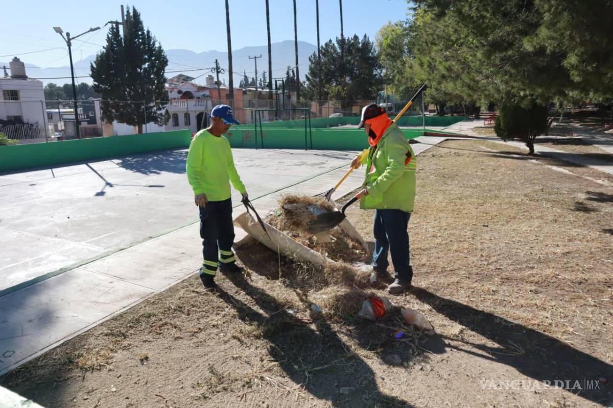 $!Cuadrillas municipales realizaron limpieza y deshierbe en plazas públicas como la colonia Zapalinamé y Ciudad las Torres para mejorar la convivencia y el entorno urbano.