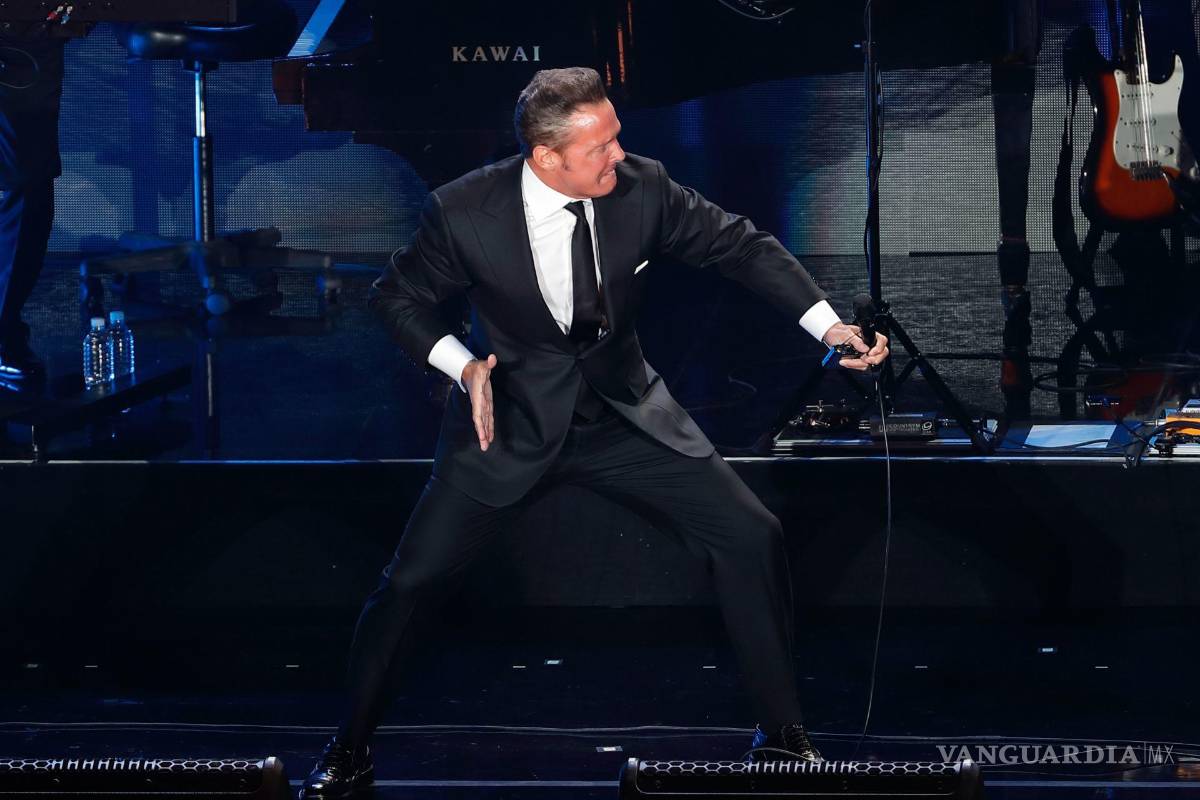 $!Imagen del 21 de febrero de 2018. El cantante mexicano Luis Miguel durante su presentación en el Auditorio Nacional.
