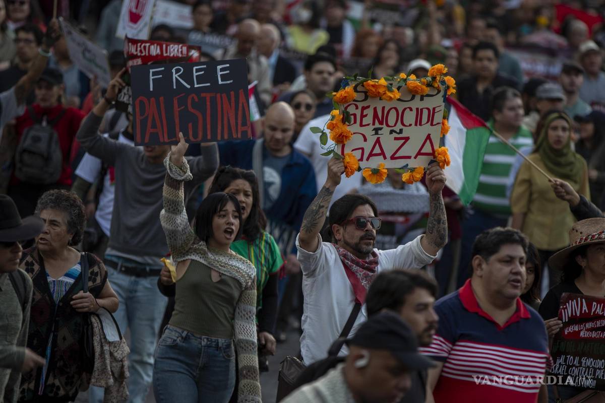 $!Miles de mexicanos marcharon en la capital Ciudad de México, donde pidieron un alto a lo que calificaron como un genocidio en contra de la población palestina.