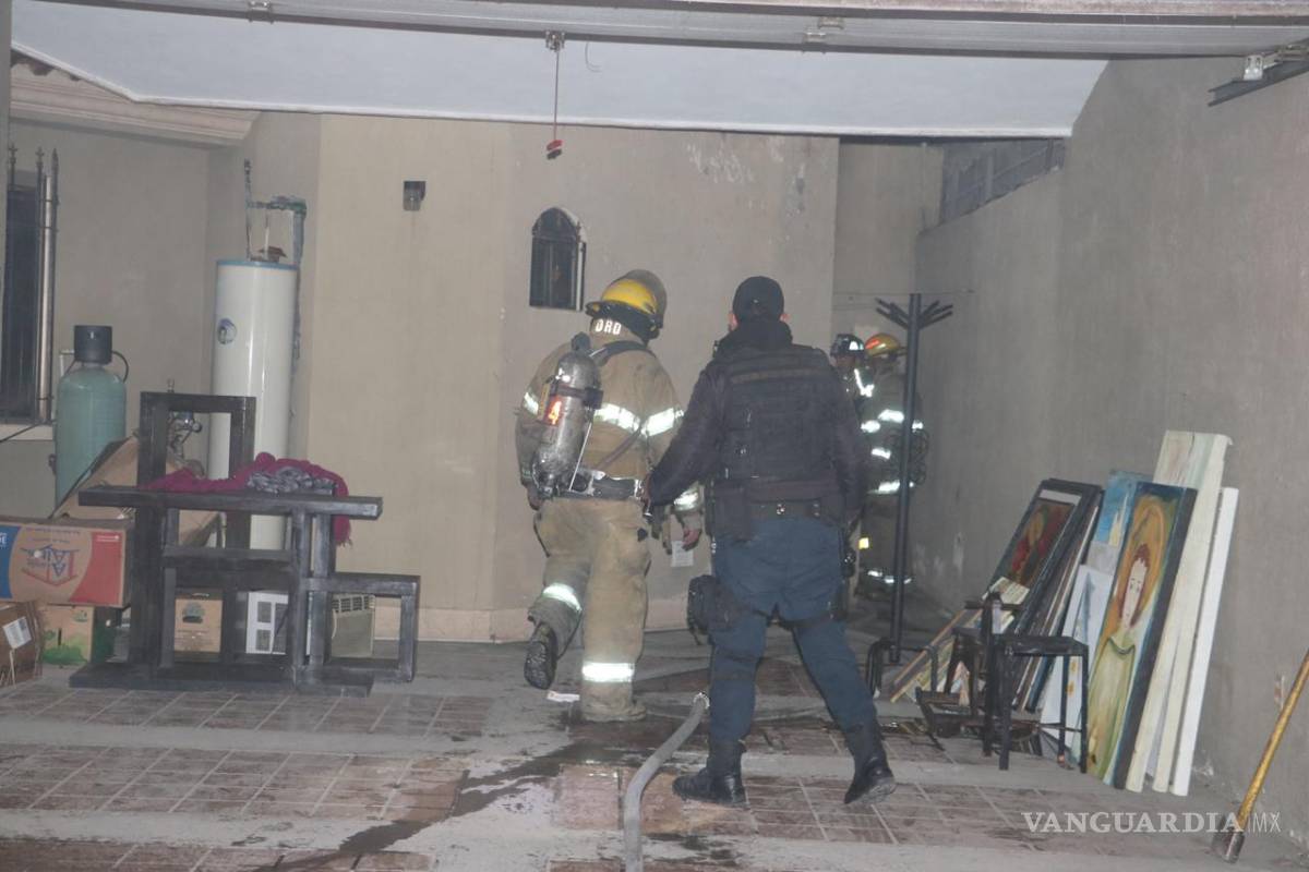 $!Rescatan a cachorros de incendio en colonia residencial de Saltillo