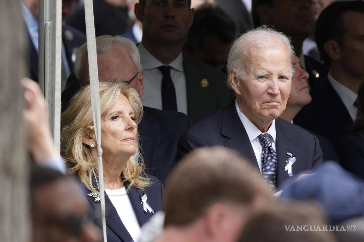 $!El expresidente de Estados Unidos, Joe Biden (d) junto a la exprimera dama Jill Biden, asisten a la ceremonia en recuerdo de los atentados del 11S en Nueva York.