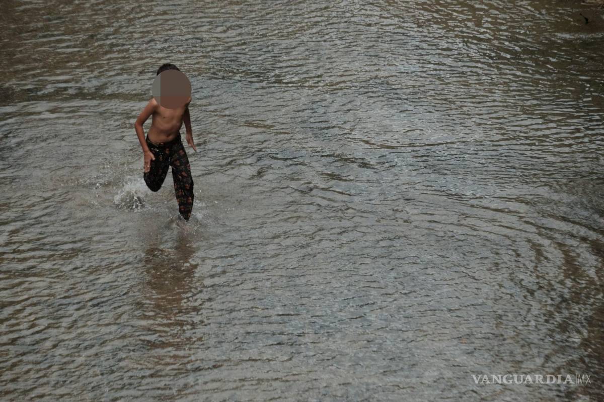 $!Un niño integrante de la caravana migrante corre en el río en la comunidad de Ulapa, Chiapas.