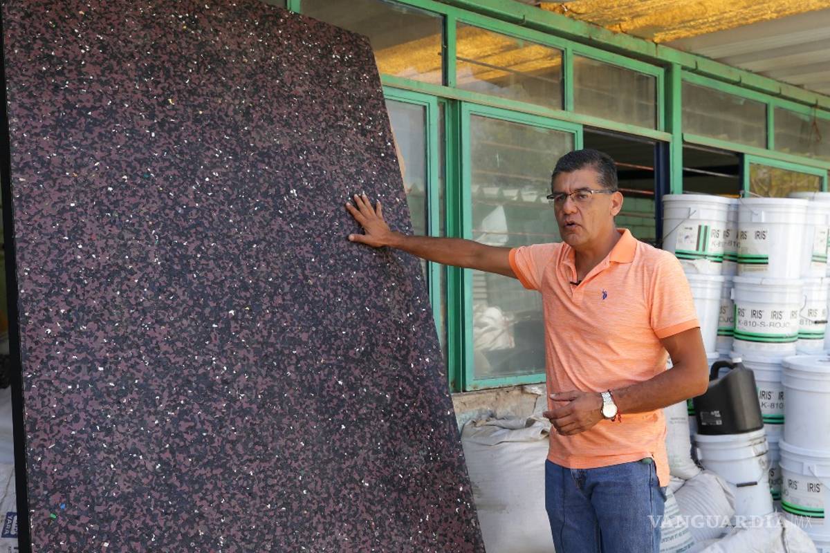 Mexicano crea 'madera plástica' para construir casas resistentes a sismos