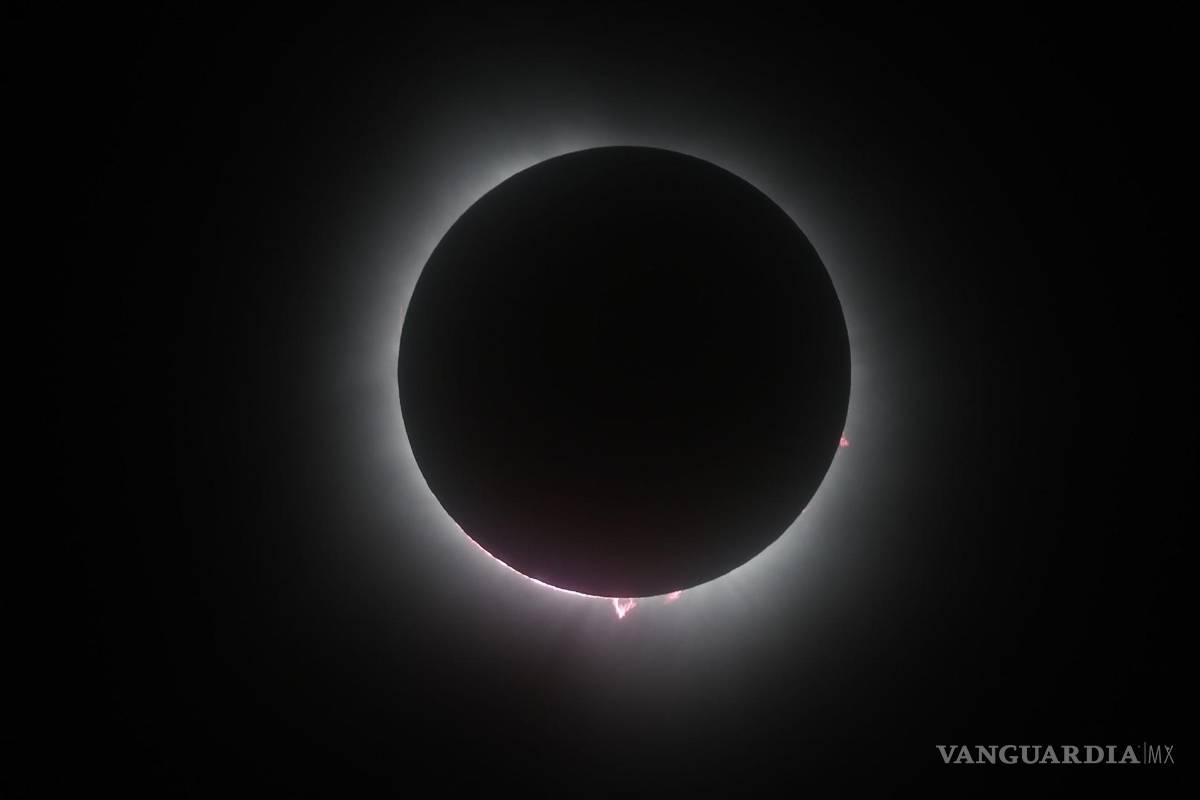 Así cautiva, maravilla y asombra el eclipse solar desde Mazatlán hasta la isla de Terranova (fotos)