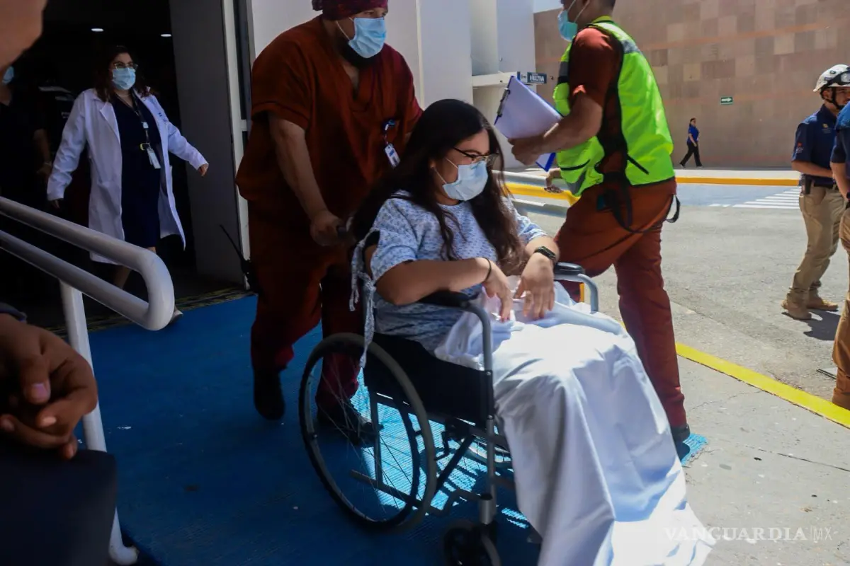 $!Una persona es trasladada en silla de ruedas como parte del ejercicio de evacuación realizado en el área de urgencias del hospital.