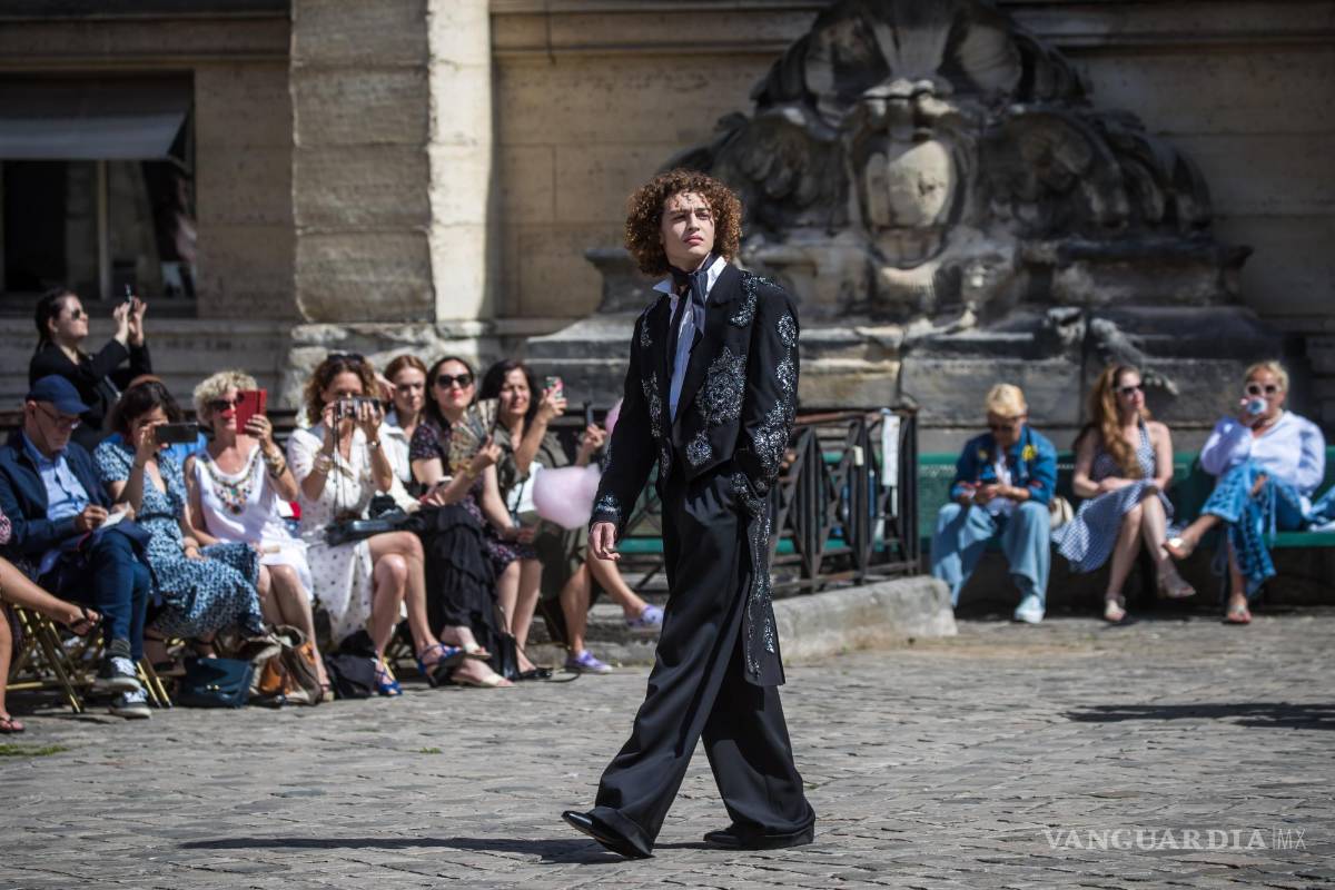 $!Una modelo presenta una creación de la colección de Otoño/Invierno 2022/23 del diseñador francés Franck Sorbier durante la Semana de la Moda de París.