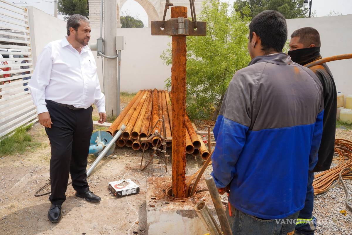 $!El Alcalde supervisa las obras de rehabilitación del pozo de agua en la colonia Fidel Velázquez.