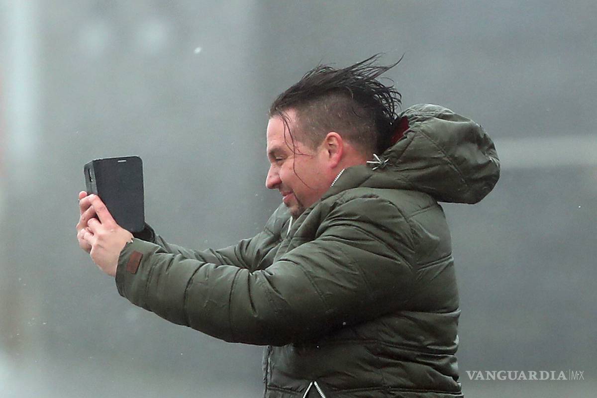 $!3 muertos y 120 mil personas sin electricidad en Irlanda, tras el paso de "Ofelia"