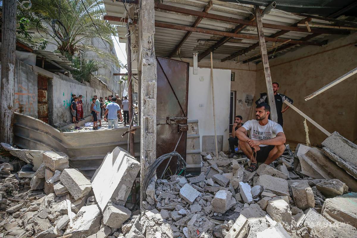 $!Los palestinos inspeccionan una casa destruida después de un ataque aéreo israelí en la ciudad de Rafah, Franja de Gaza, el 7 de agosto de 2022.