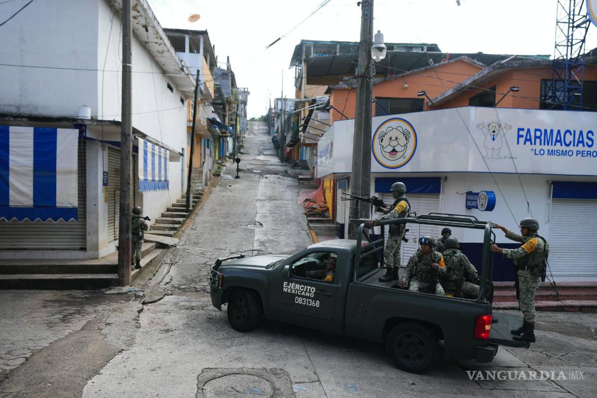 $!Soldados patrullan junto a comercios cerrados en Tila, en Chiapas. La población huye de la localidad debido a la violencia relacionada con el crimen organizado.