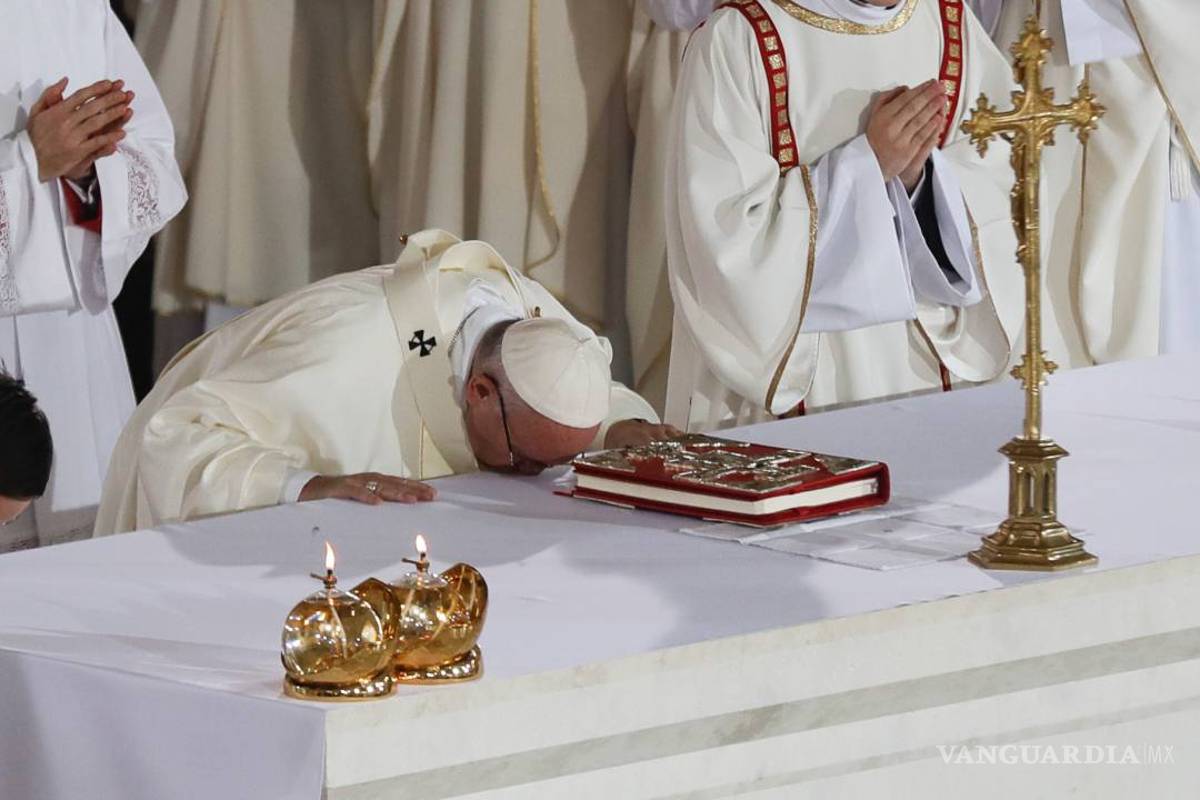 Insta el Papa a sacerdotes evitar “pedestales de poder”