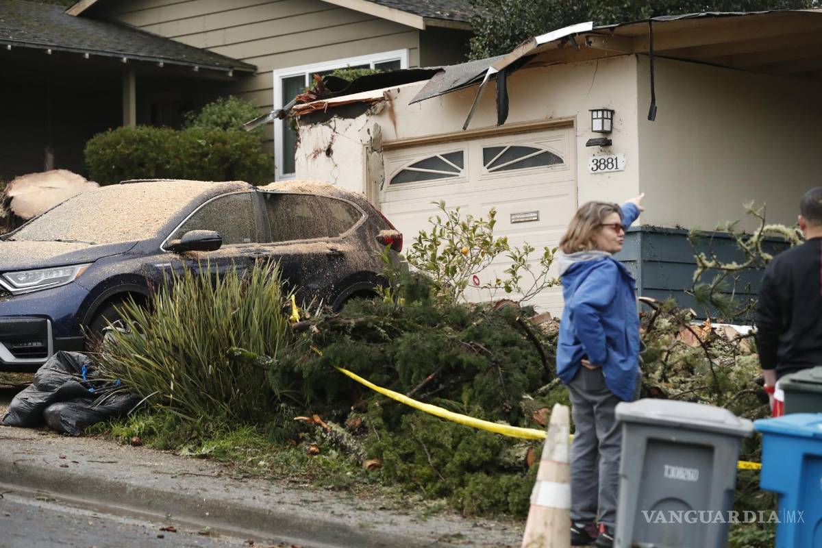 ‘Estamos atrapados aquí’; lluvias, aludes y socavones azotan a California