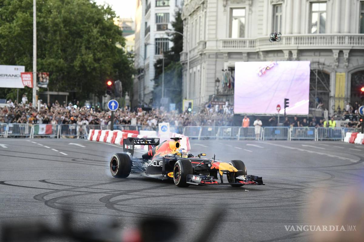 Checo Pérez da espectáculo en el Red Bull Showrun de Madrid