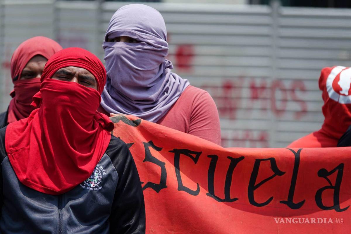 Normalistas protestan en amurallada Segob, tras cancelación de mesa de trabajo sin previo aviso