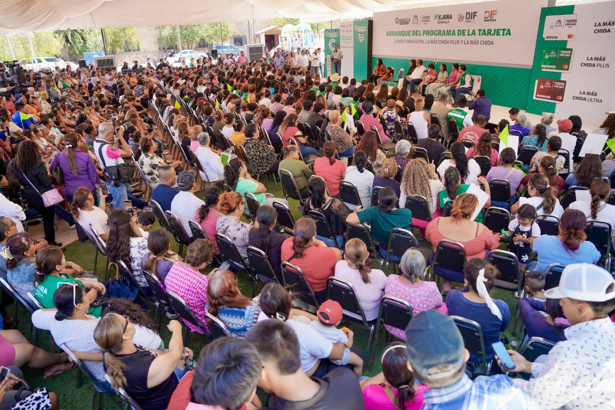 $!El gobernador Manolo Jiménez y el alcalde Tomás Gutiérrez durante el arranque del programa “Todos por La más chida” en Ramos Arizpe.