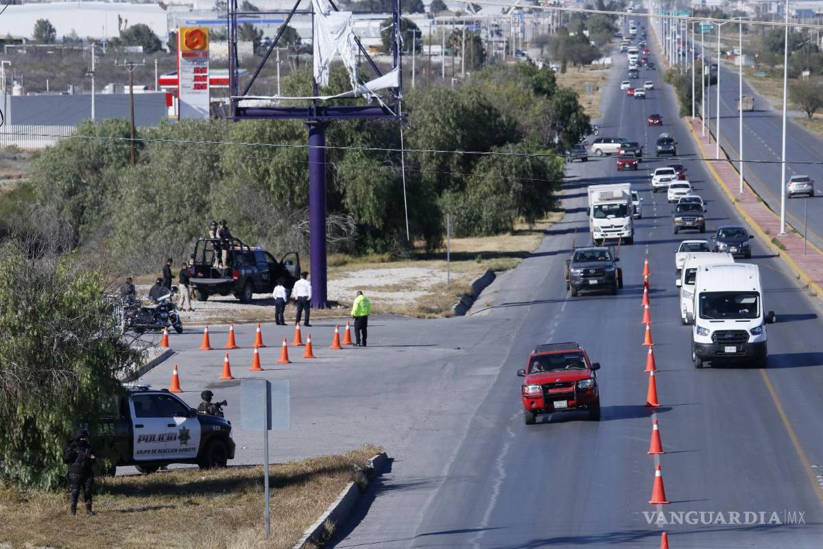 $!Gran despliegue de seguridad se vio en las afueras del Campus Arteaga de la UAdeC.