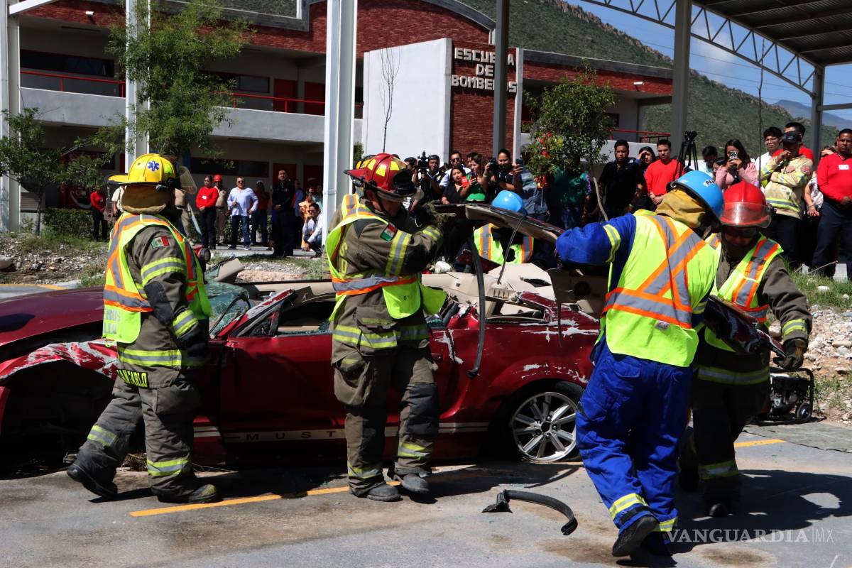 $!Bomberos realizaron simulacros de rescate en estructuras colapsadas y vehículos prensados como parte del cierre de instrucción.