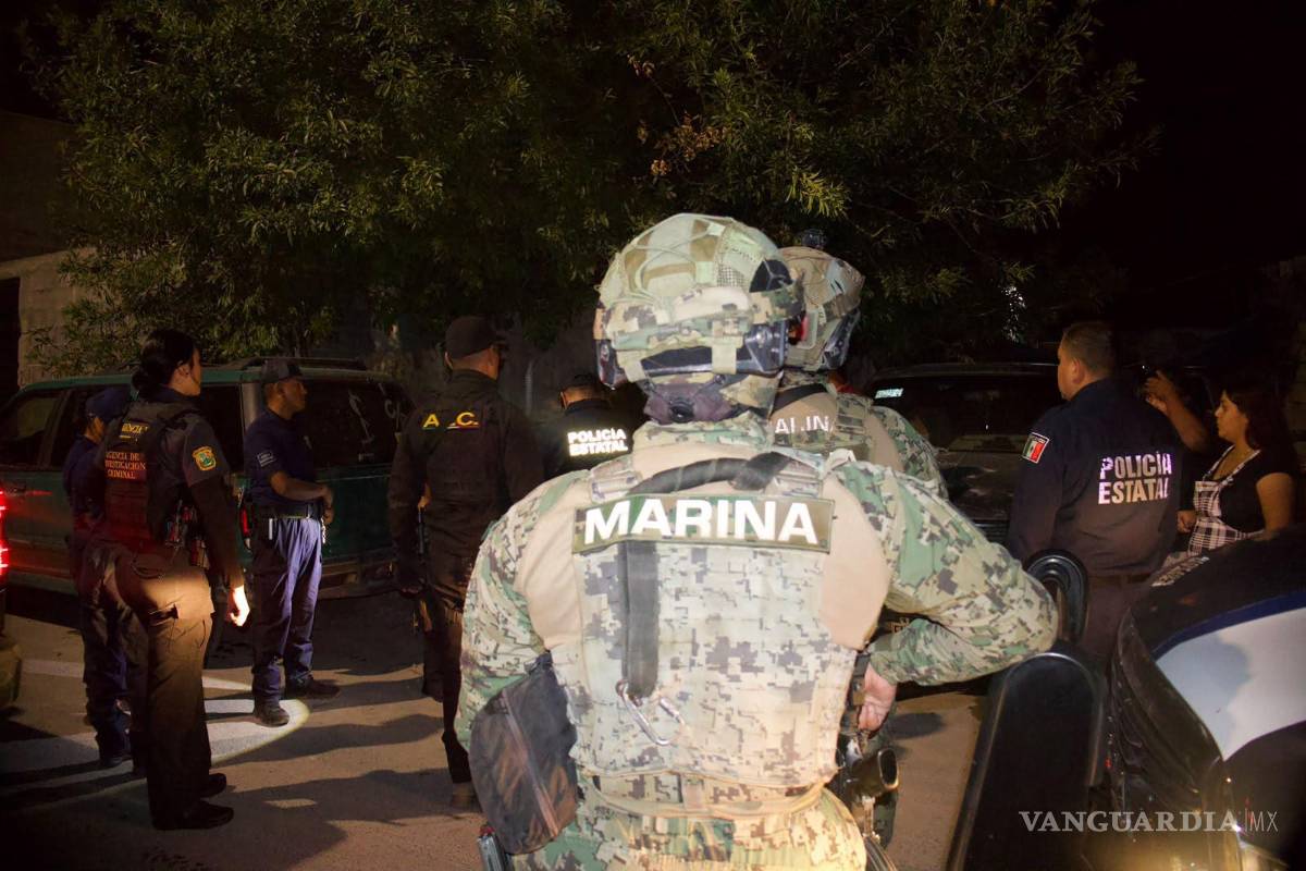 $!Personal de la Marina Armada de México y de la Policía Estatal apoyaron en el operativo realizado la noche de este viernes en Residencial Los Molinos.