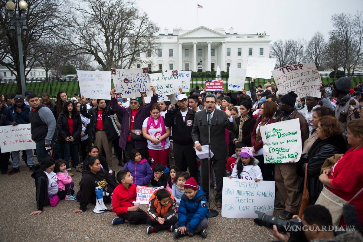 Inmigrantes rodean la Casa Blanca, piden a Obama parar las deportaciones en EU
