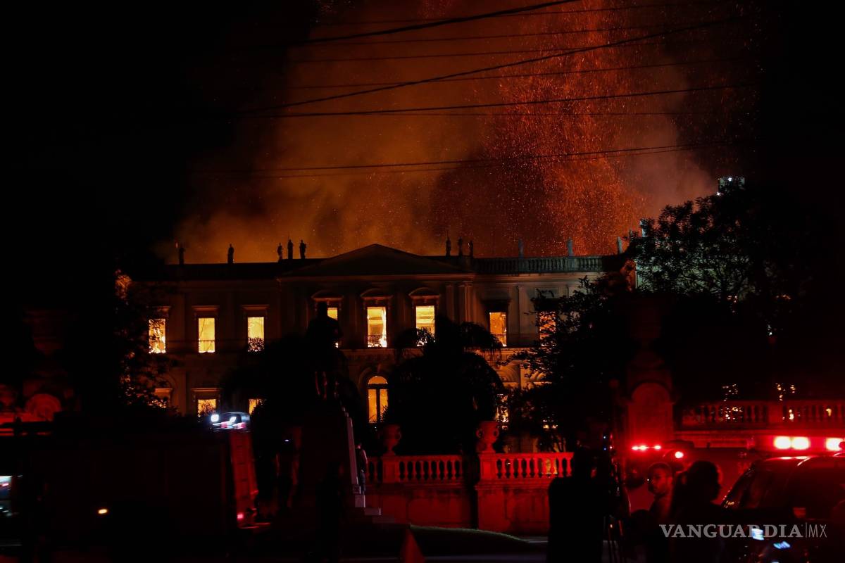 $!Brasil pierde buena parte de su historia, voraz incendio destruye el Museo Nacional y todo su acervo