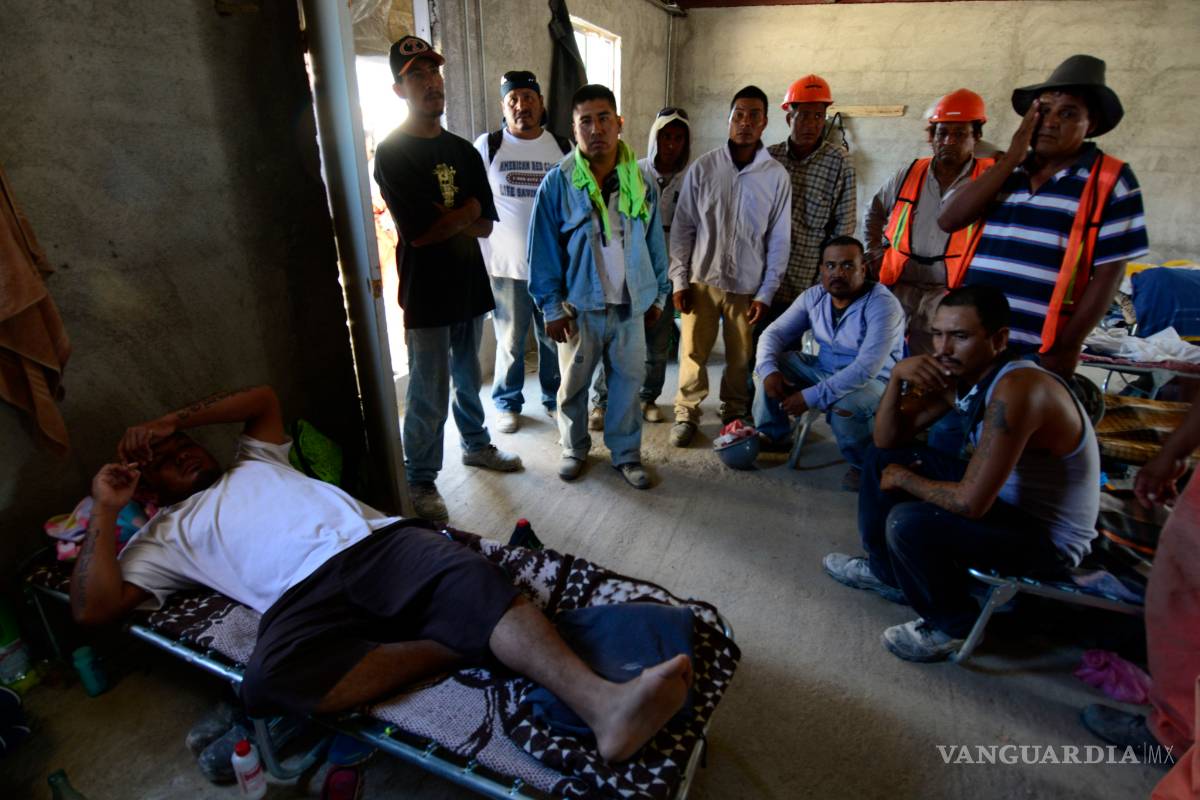 Albañiles levantan los muros del CEFERESO, desde su propia cárcel