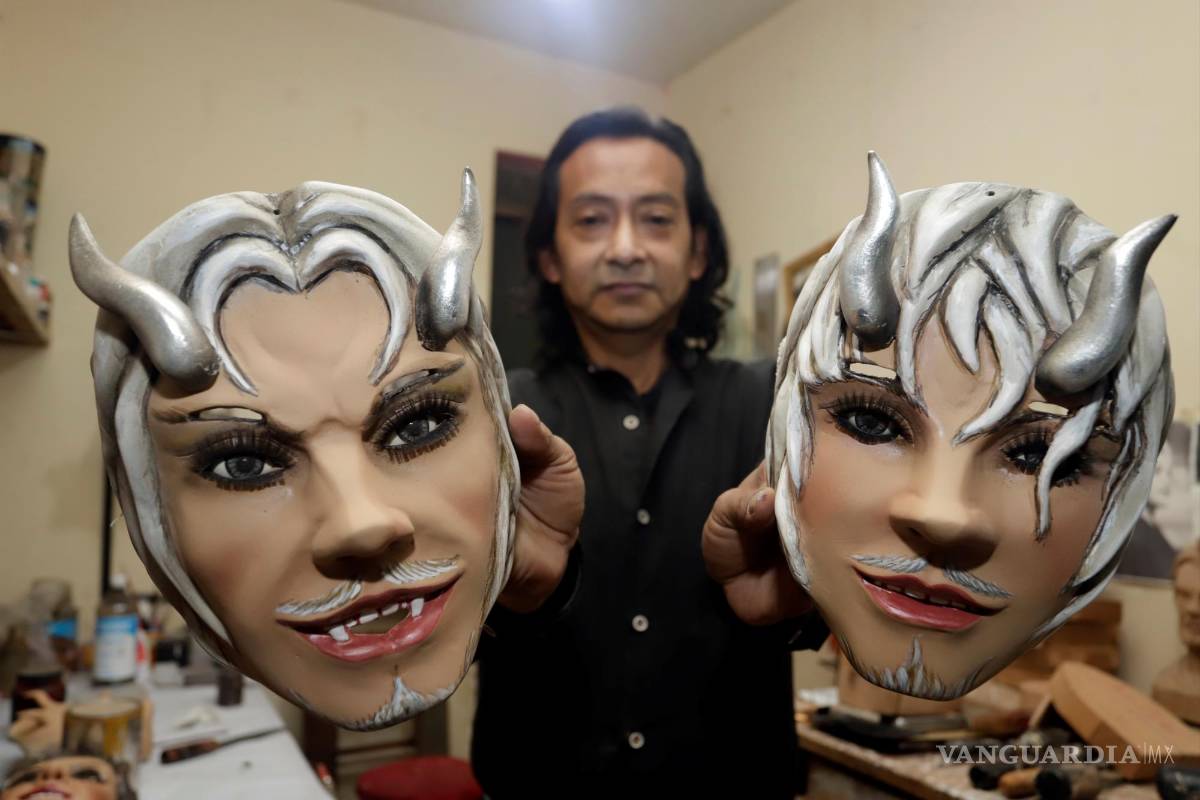 Rostros de madera dan vida a los huehues para el carnaval de Puebla