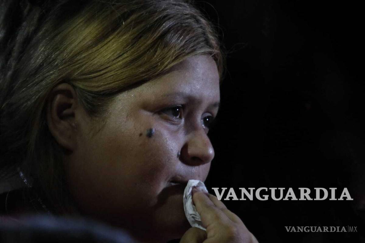 $!Los familiares de los mineros atrapados esperan información o la noticia del rescate.