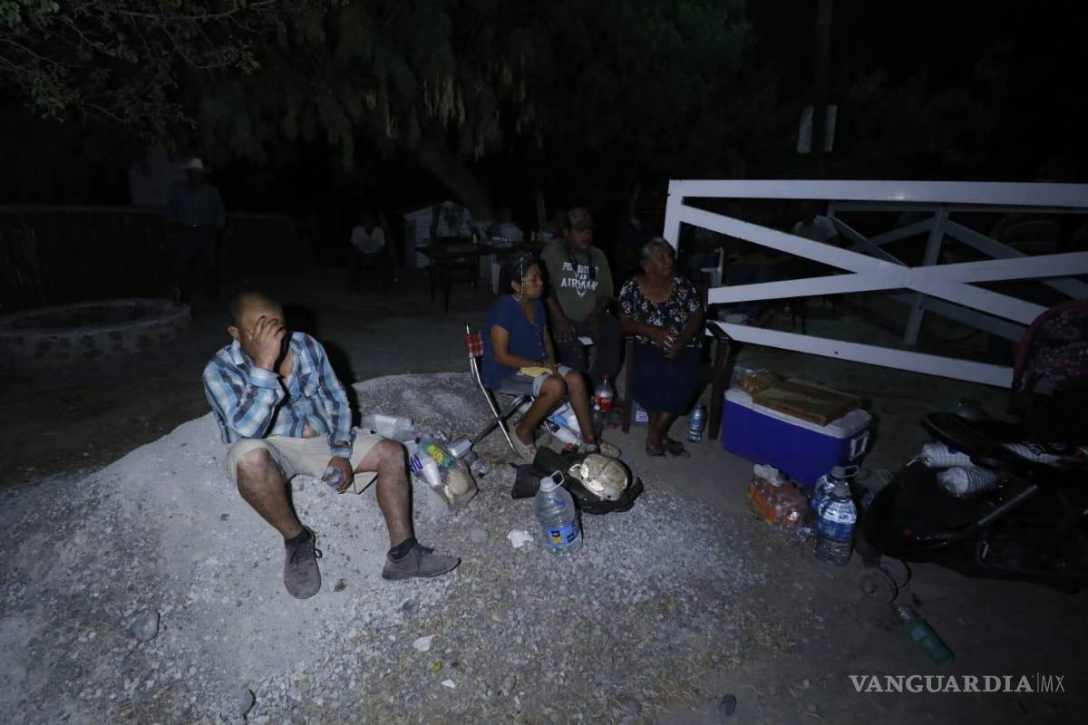 $!Más de 30 horas han esperado los familiares para saber noticias de sus seres queridos.