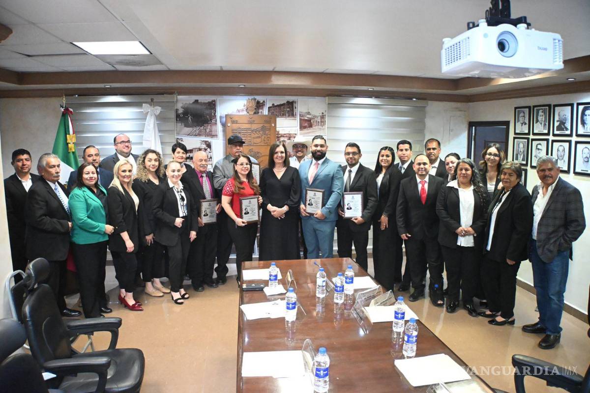 $!Cinco fronterenses fueron reconocidos por su aportación en los ámbitos educativo, deportivo, cultural y social durante la ceremonia realizada en la Sala de Cabildo.