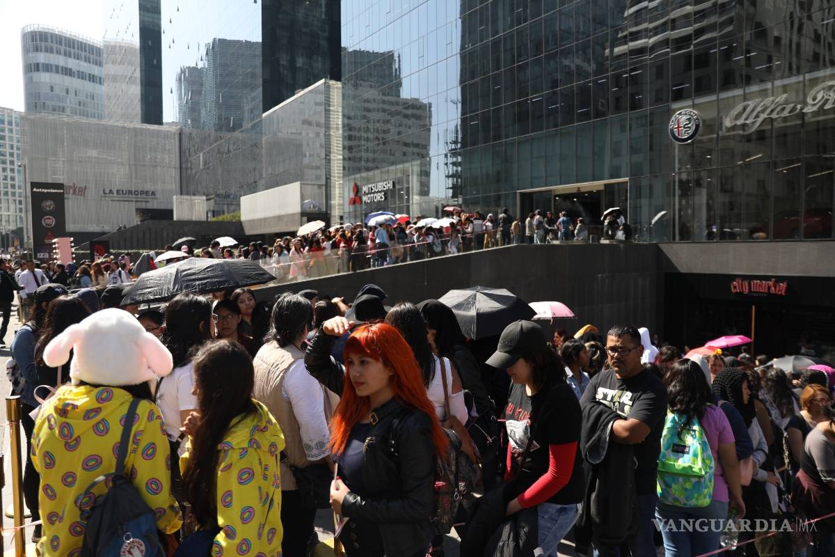 Fans hacen largas filas en la apertura de la tienda en México dedicada a la banda surcoreana BTS