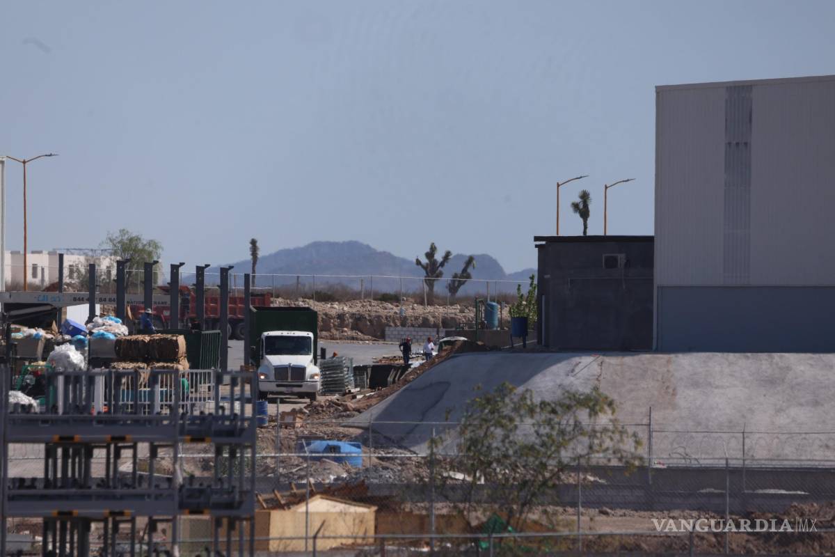 $!Área exterior de la planta donde se almacenaban tarimas, basuras y tambos vacíos, según testigos, fue el punto de inicio del incendio.