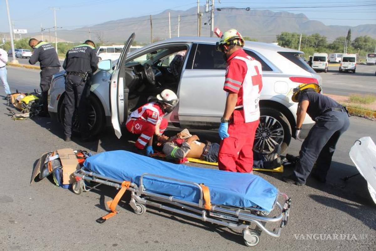 Choca contra motociclista al quitarle el derecho y lo deja con fracturas, en Saltillo