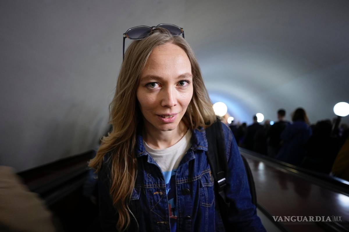 $!Yekaterina Maksimova en una escalera mecánica en el metro de Moscú en Moscú, Rusia. La periodista y activista ha sido detenida cinco veces en el último año.
