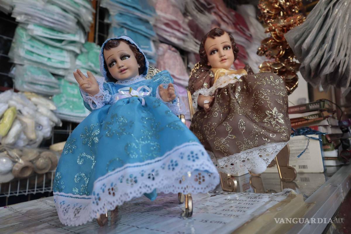 $!Sobre la calle de Acuña comerciantes colocan al pie de la calle cientos de ropones de todos tamaños y colores. FOTO: HOMERO SÁNCHEZ