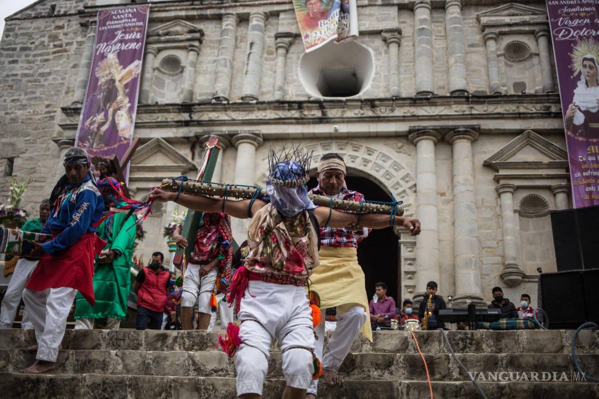 $!Penitentes participan en la tradición de los gateadores este Viernes Santo, en el municipio de San Andrés Sajcabaja, en el departamento de Quiché, Guatemala.