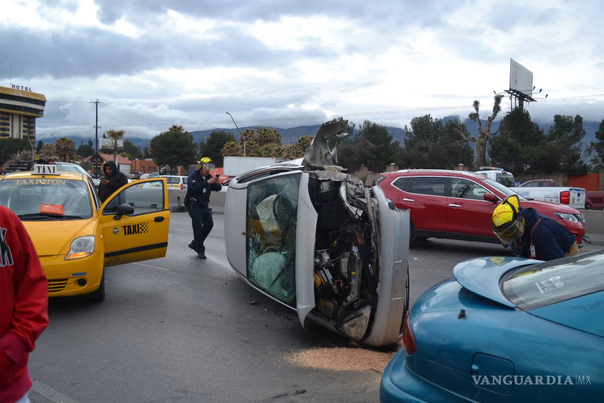 Volantea para evitar choque en bulevar Fundadores de Saltillo y destruye su auto