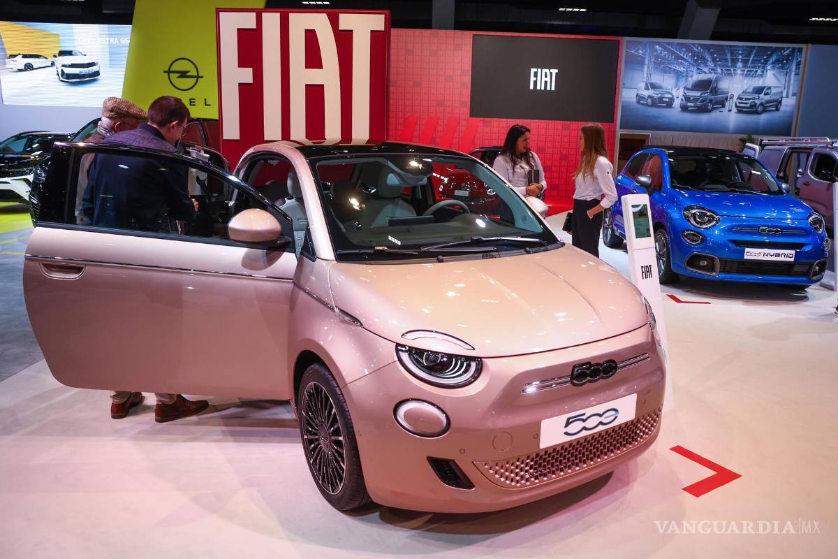 $!Un Fiat 500 del fabricante de automóviles italiano Fiat durante la inauguración del Salón del Automóvil de Bruselas 2023, en Bruselas, Bélgica.