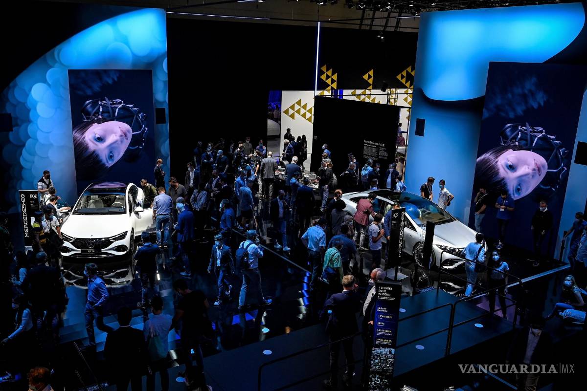 $!Una vista general del stand de Mercedes-Benz en el Salón Internacional del Automóvil IAA en Munich, Alemania. EFE/EPA/Sascha Stenbach