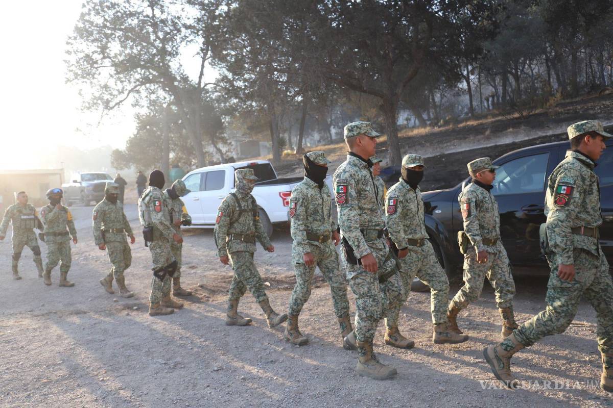 $!Elementos del Ejército Mexicano se sumaron a las labores para contener el incendio en Huachichil y apoyar en la protección de la zona forestal.