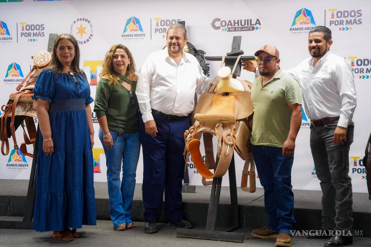 $!Los ganadores de la rifa de artículos en la cabalgata recibieron monturas y un remolque nuevo.