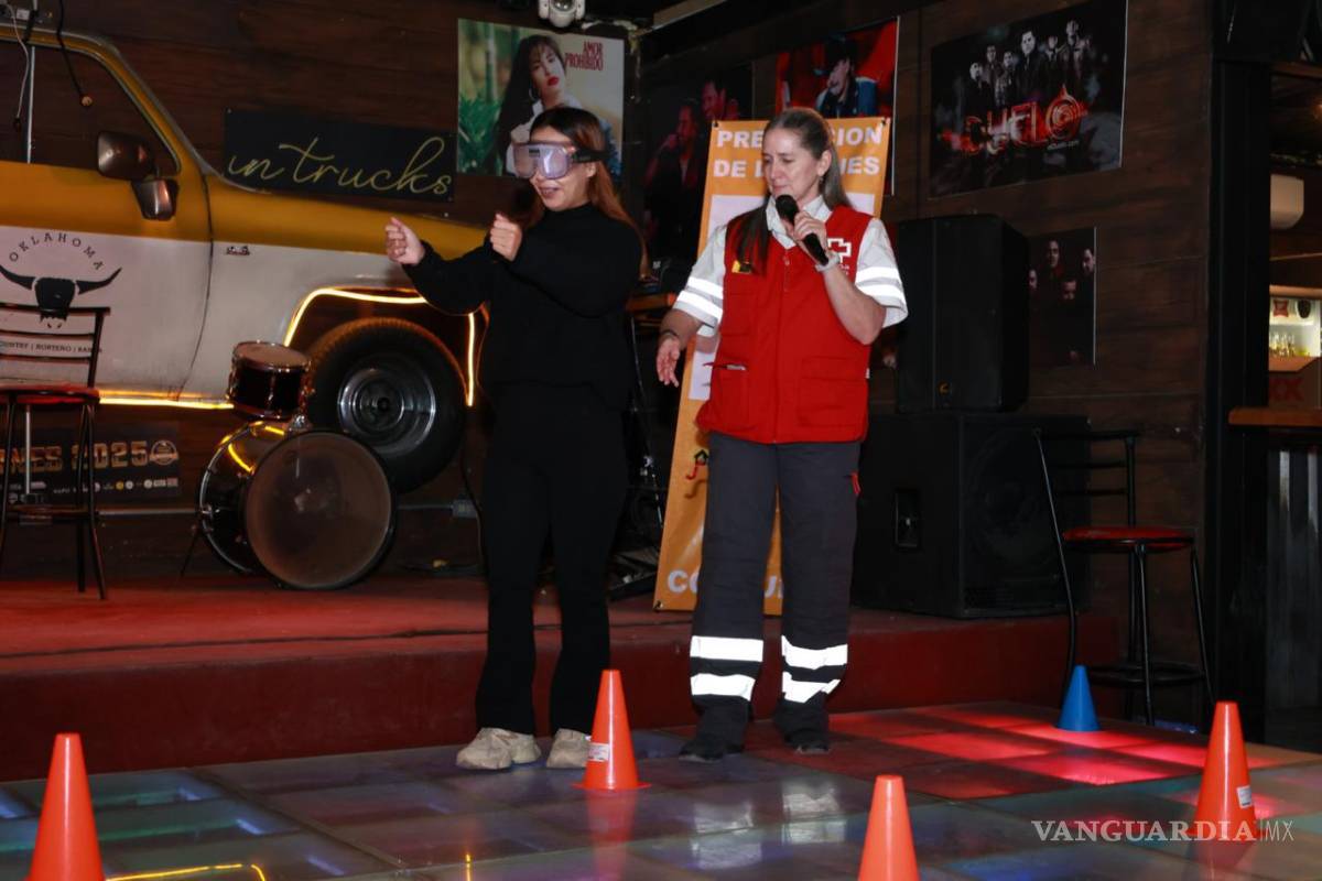 $!Personal de la Cruz Roja impartió recomendaciones sobre consumo responsable y prevención de riesgos, reforzando la cultura de autocuidado en centros nocturnos.