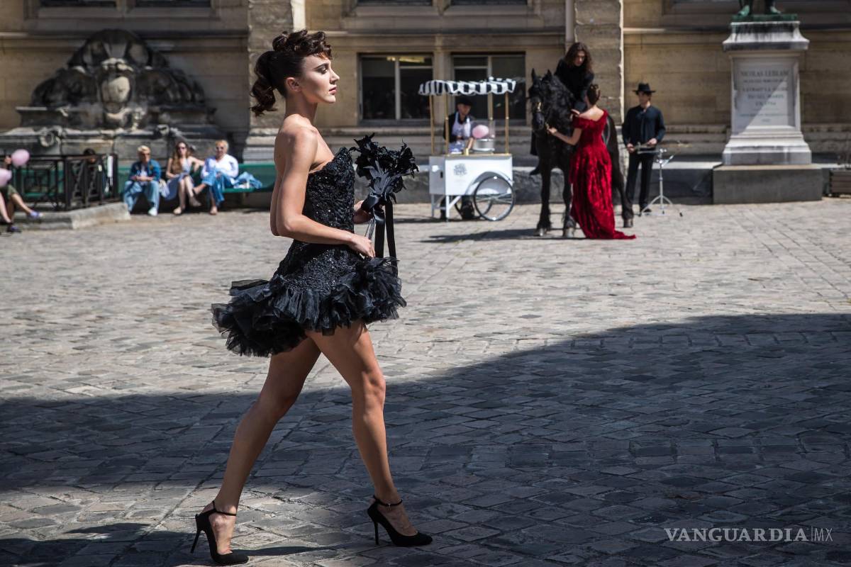$!Una modelo presenta una creación de la colección Otoño/Invierno 2022/23 del diseñador francés Franck Sorbier durante la Semana de la Moda de París.
