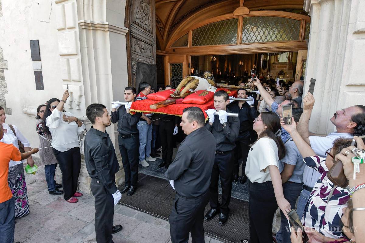 $!Las campanas repicaron mientras se realizaba el traslado del Santo Cristo.