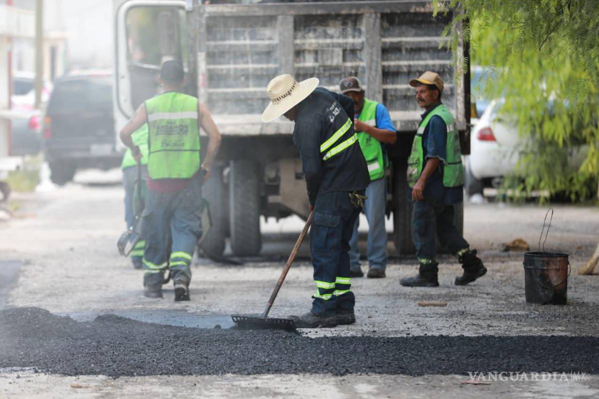 $!Los trabajadores atienden daños ocasionados por el tránsito y las lluvias recientes.
