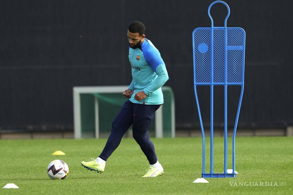$!El delantero holandés del FC Barcelona Memphis Depay, durante el entrenamiento del equipo, este sábado, previo al partido contra el Celta.