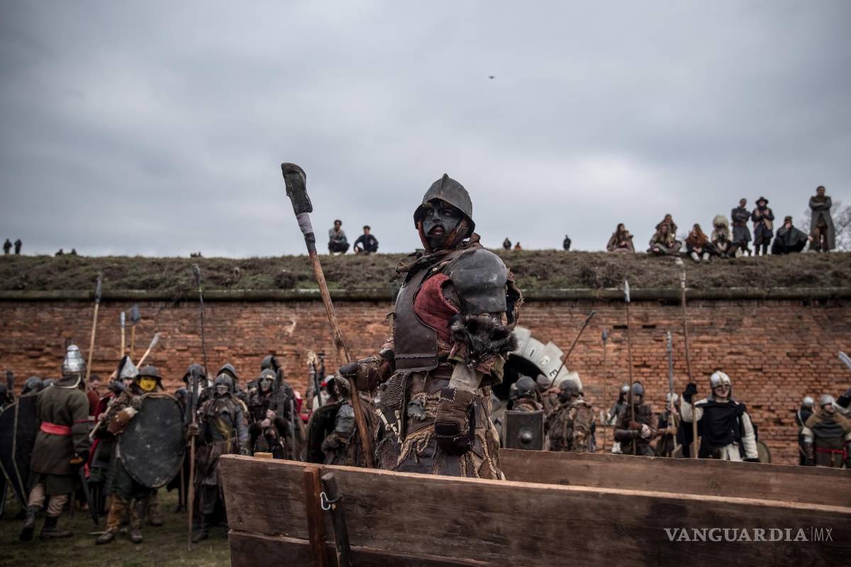 $!Participantes vestidos como personajes de la Tierra Media en la recreación de la Batalla de Erebor en Terezin, República Checa. EFE/EPA/Martin Divisek