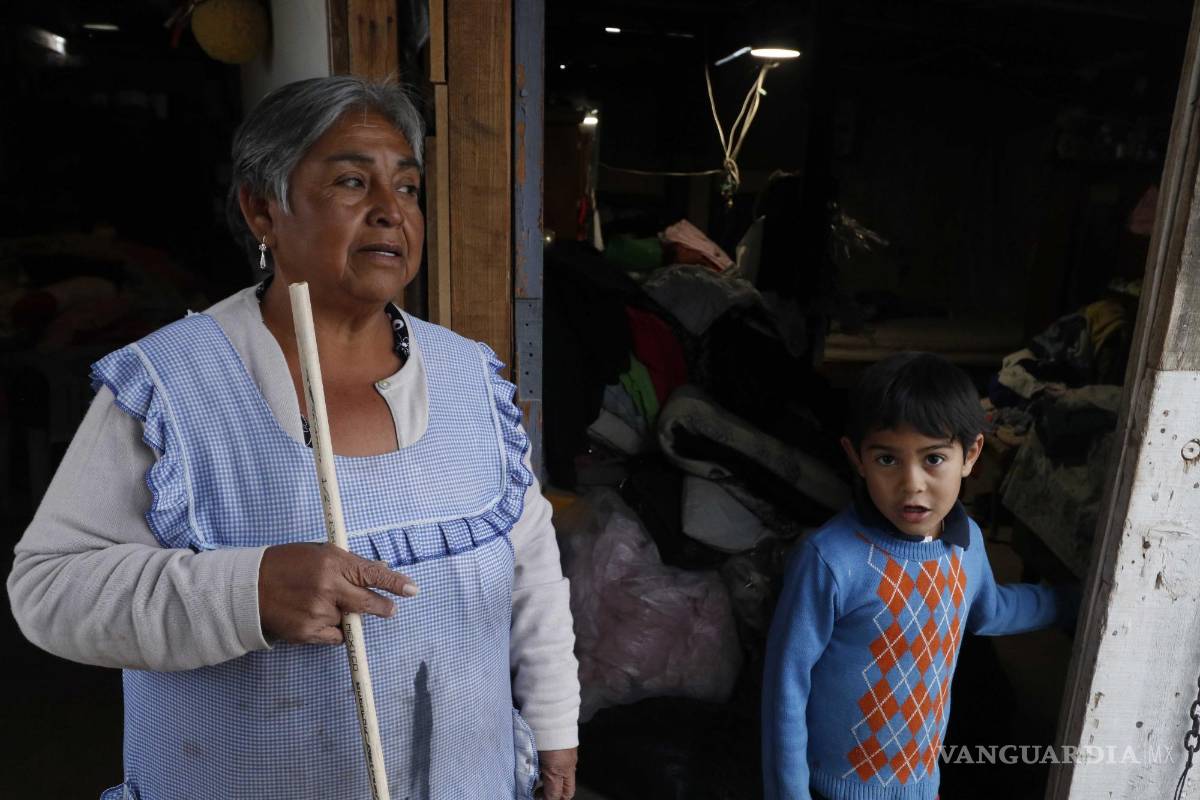 Habitantes de Franja Zaragoza en Saltillo reciben el frío en sus casas de lamina con hogueras de leña